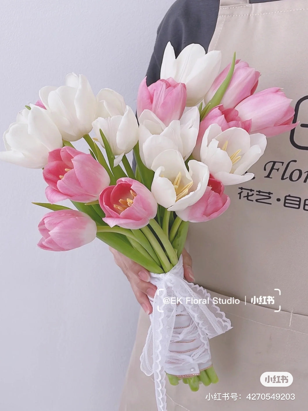 20 White With Pink Tulips Bridal Bouquet 20朵白与粉色鲜花郁金香新娘手捧