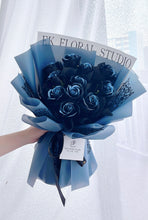 将图片加载到图库查看器，11 Mid-night Blue Soap Rose Bouquet 11朵午夜蓝香皂玫瑰花束
