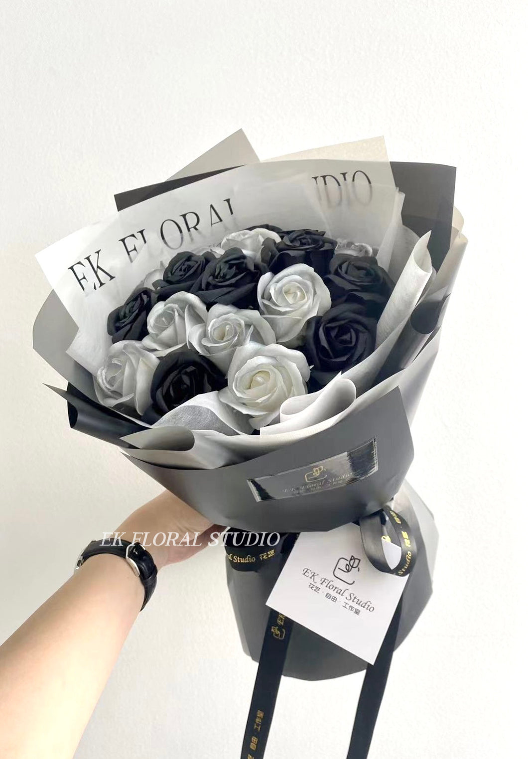 18 Black x Grey Soap Rose Round Bouquet 18 黑灰色系香皂圆形花束