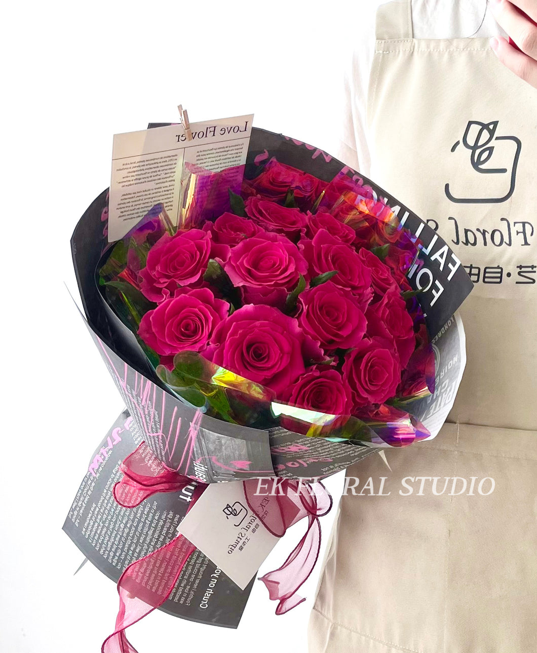 Hot Pink Magazine Style Round Bouquet亮粉色杂志风圆形花束