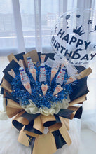 Load image into Gallery viewer, 5 Beer Bottles with Baby Breath &amp; SGD note 100 Bouquet 5啤酒瓶满天星新币现金100花束
